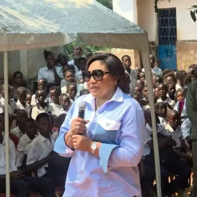 Denise Nyakeru Tshisekedi booste l'éducation et l'économie locale à Mbuji-Mayi avec 4 000 kits scolaires