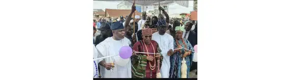 Le ministre Ayodele Olawande finance la rénovation de l'entrée historique du palais du Deji d'Akure