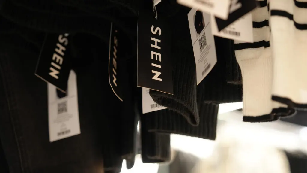 L'entrée en bourse de Shein à Hong Kong révèle la fragilité du modèle de l'ultra fast-fashion