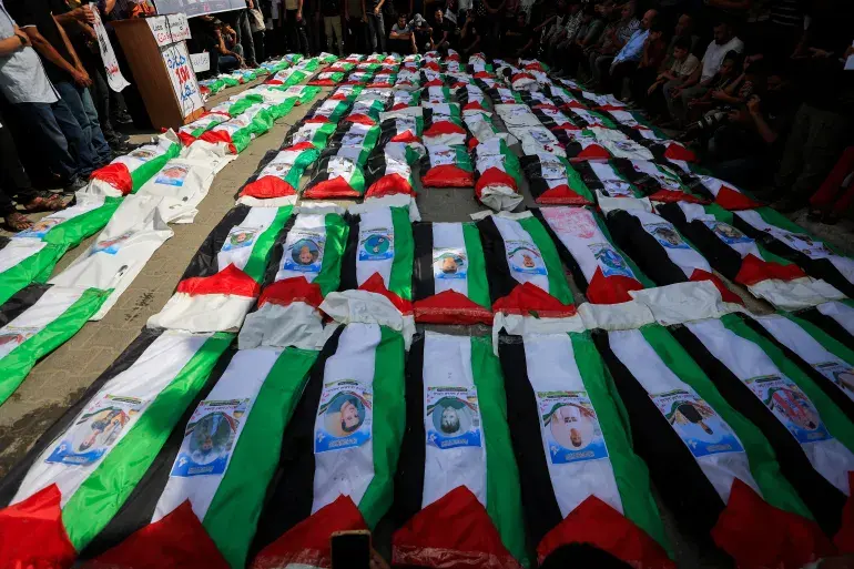 Gaza : l'inhumation de 100 victimes extraites des décombres souligne l'ampleur du bilan humain