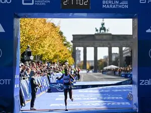 Tigst Assefa s'impose à Berlin mais voit le record du monde lui échapper sur blessure
