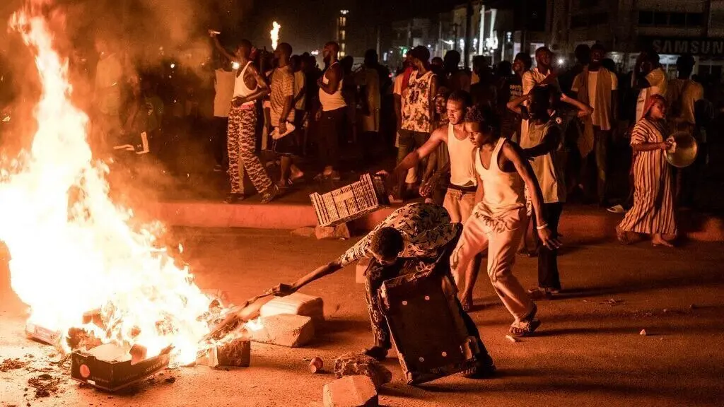Gambie : le président Barrow s’engage à relancer la production électrique avant fin octobre après des manifestations massives
