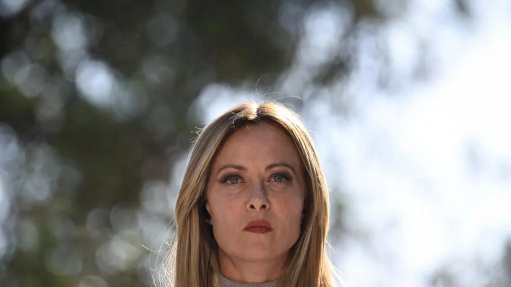 Giorgia Meloni, première femme à diriger l’Italie, bat un record de longévité et prépare 2027