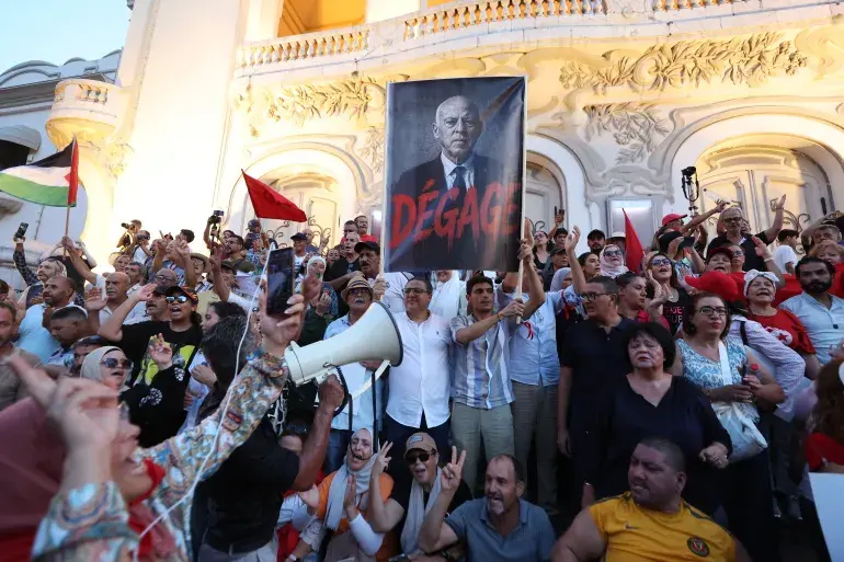 La justice tunisienne confirme les lourdes peines contre l'opposition : un tournant dans la crise démocratique ?
