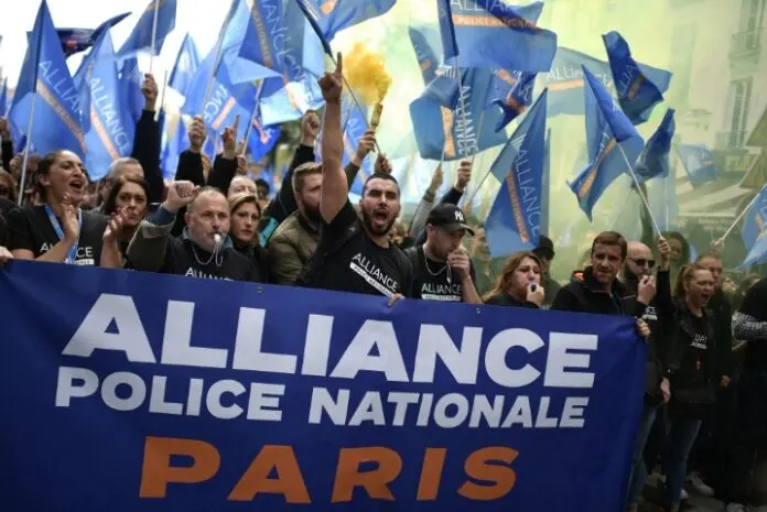 Les policiers français manifestent pour dénoncer la précarité salariale et les inégalités internes
