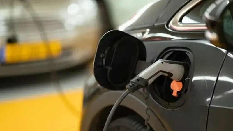 Le coût mensuel des véhicules électriques reste trois fois inférieur à celui des modèles thermiques face à la flambée du pétrole