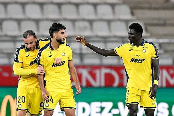 Cheikh Fall ouvre le score et le Pau FC mène 2-0 à la pause contre Guingamp en Ligue 2