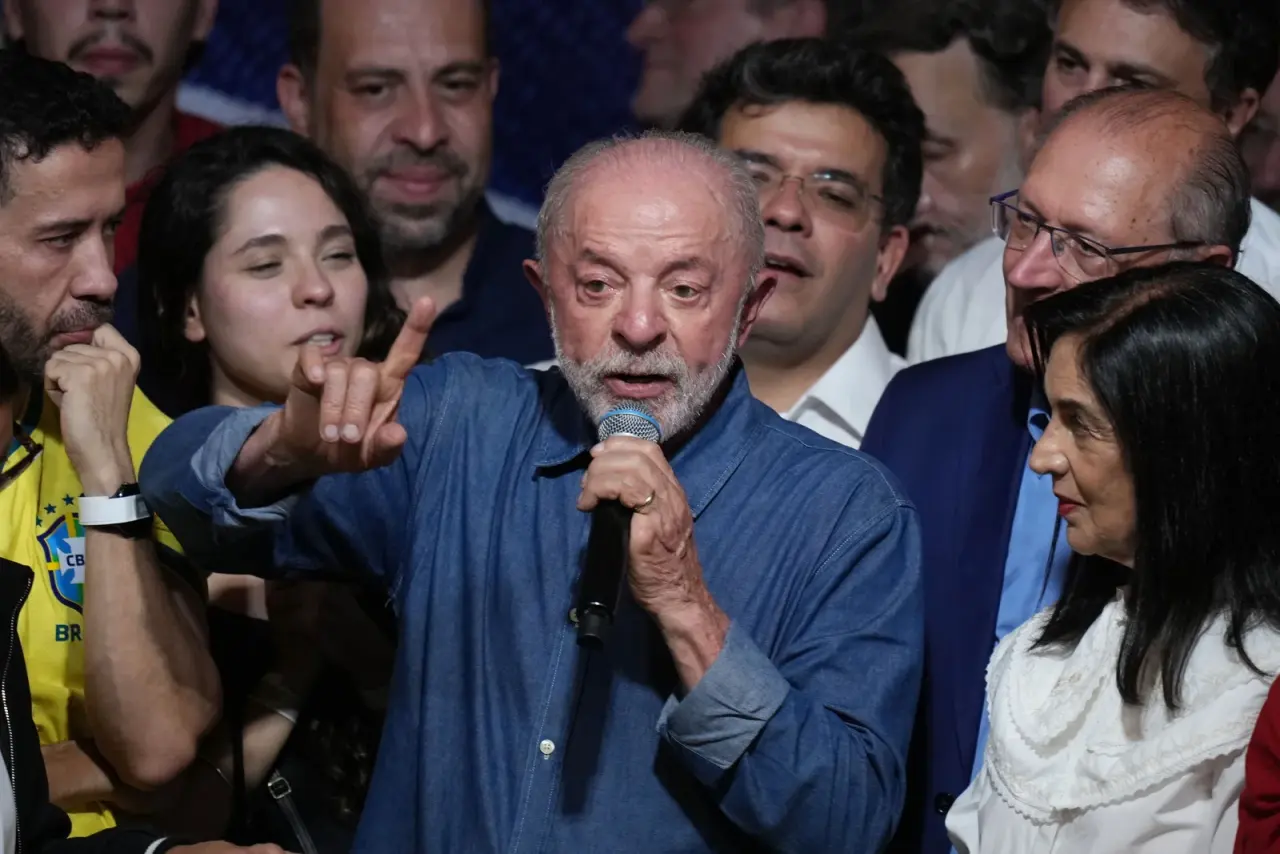 Le Brésil face à une transition complexe après la victoire serrée de Lula