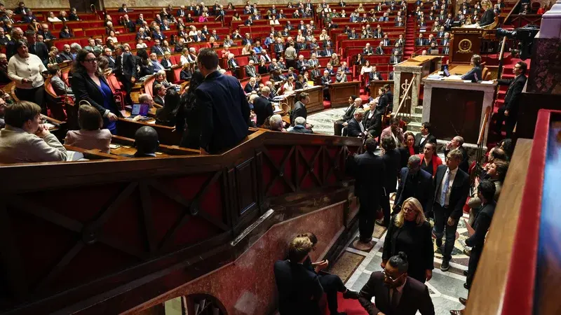 L'Assemblée nationale française se déchire sur fond d'attentat raciste à Trappes