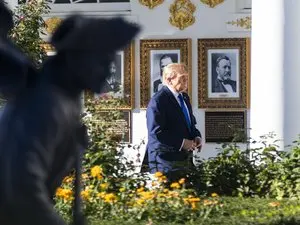 Barack Obama intensifie ses critiques contre la gestion et le style de Donald Trump à la Maison-Blanche