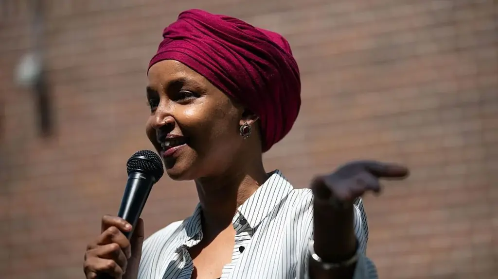 Barack Obama qualifie d'« si affreuse » l'enquête fédérale sur la députée Ilhan Omar, dénonçant une possible intimidation politique